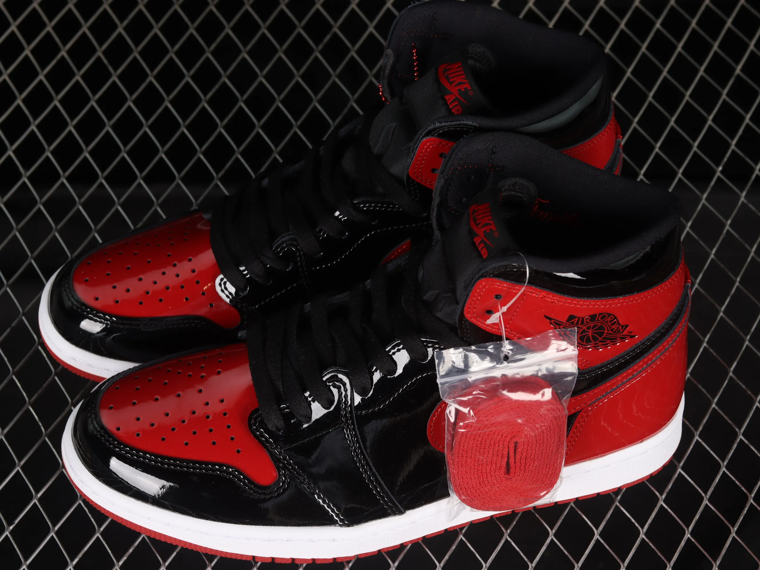 All categories Air Jordan Jordan series basketball shoes Air Jordan 1 High LJR version Air Jordan 1 High OG "Bred Patent" AJ1 Joe 1 patent leather black and red high-top basketball shoes 555088-063
